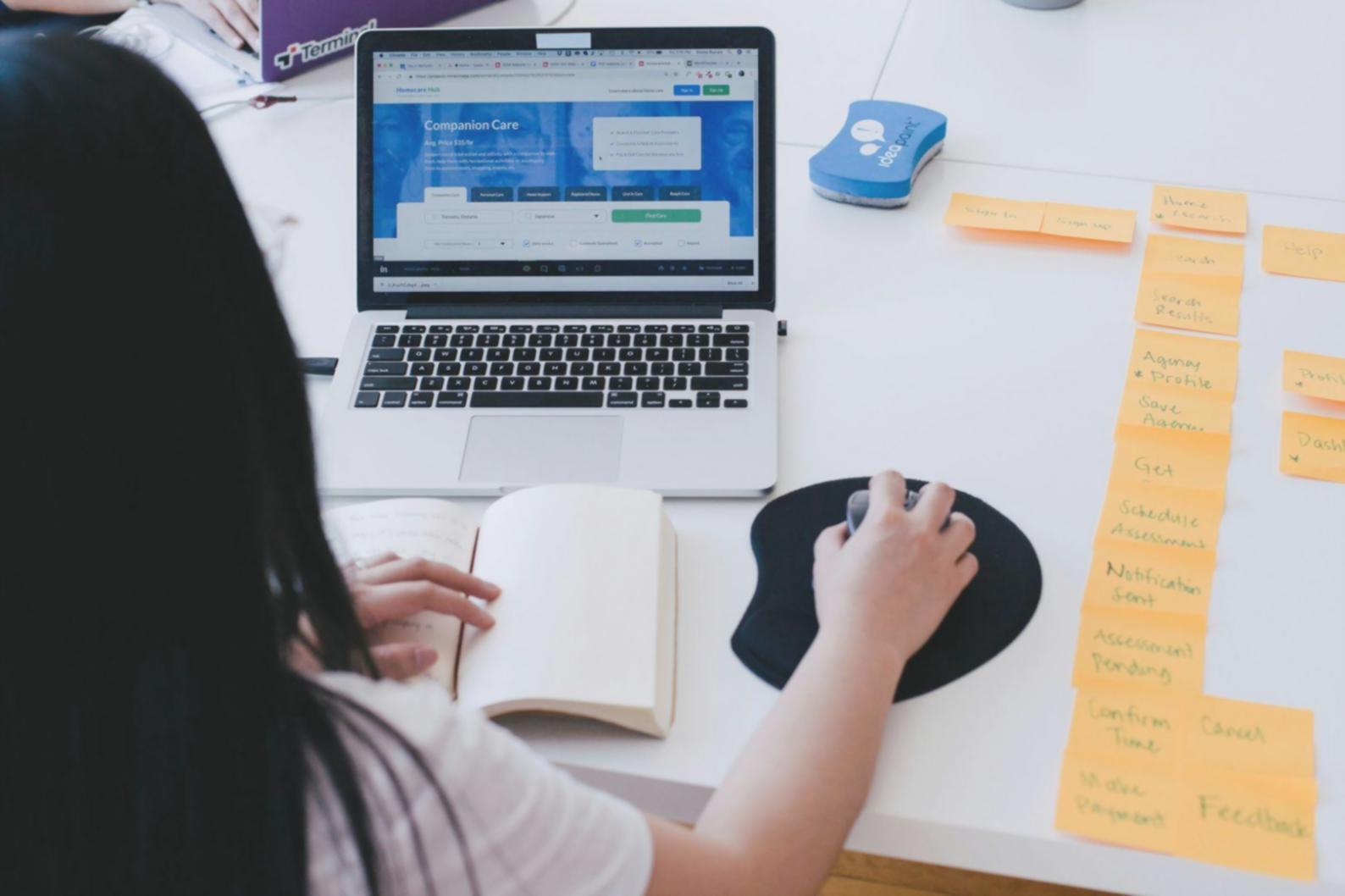 Estudiante utilizando plataforma de formación financiera Nexelis